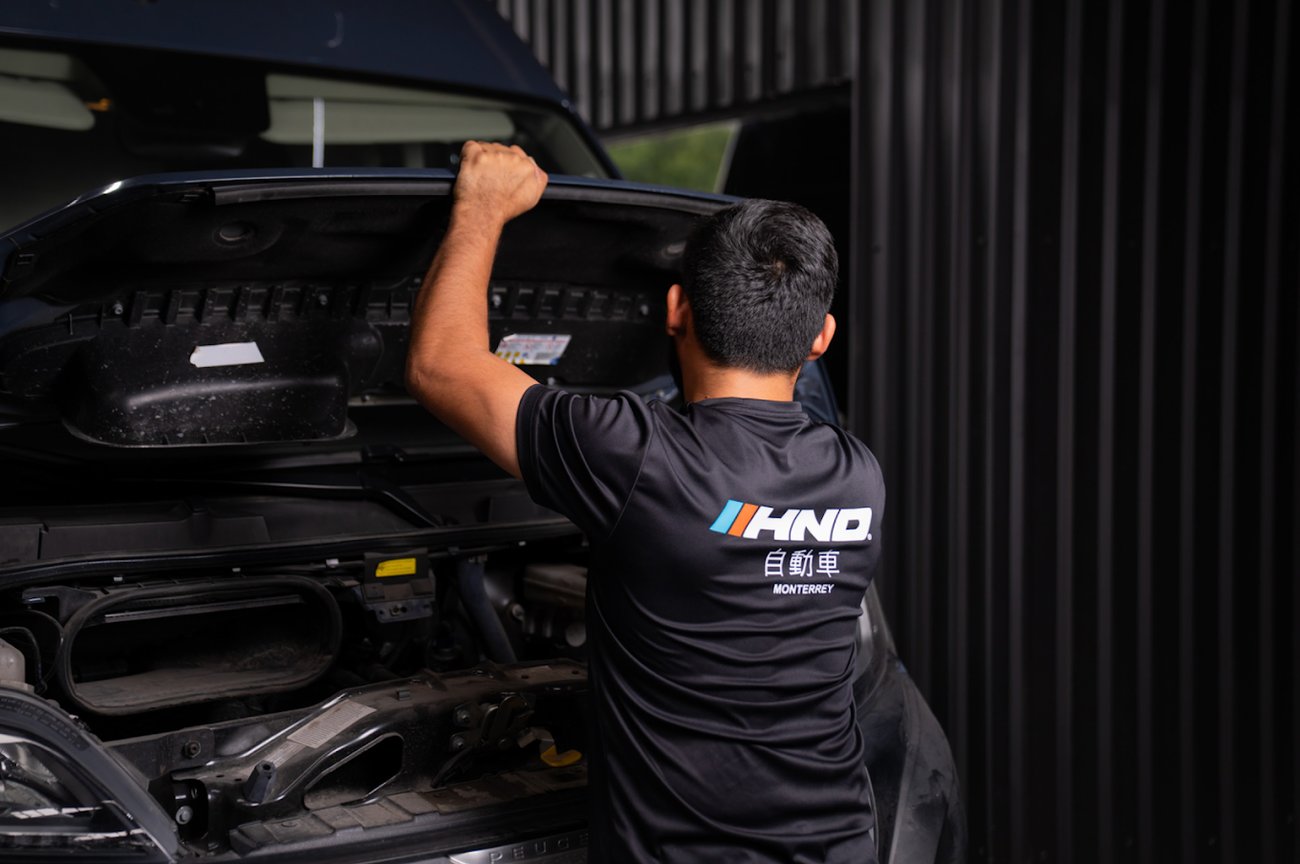 Mecánico HND realizando diagnóstico de motor